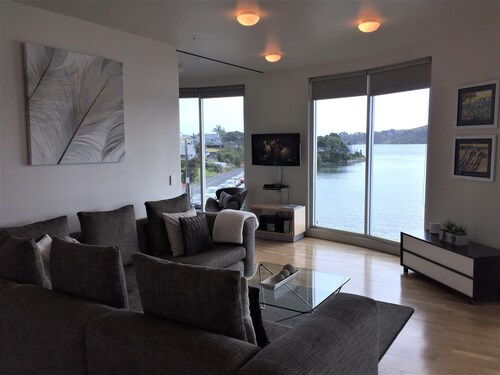 Unique & stylish apartment in the former Golden Bay silo on Raglan Wharf