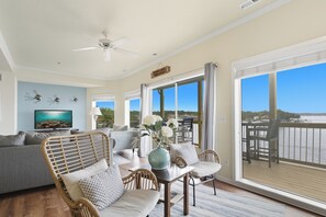 Smart TV, chimenea y juguetes 