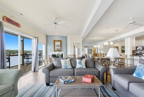 Smart TV, chimenea y juguetes 