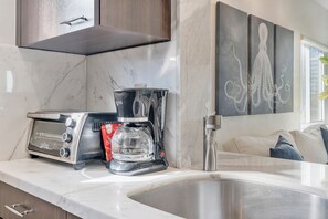Interior - BEST LOCATION 🏖️FAMILY FRIENDLY w BALCONY - 1 BLOCK to BEACH Parking & Laundry (Miami Beach)