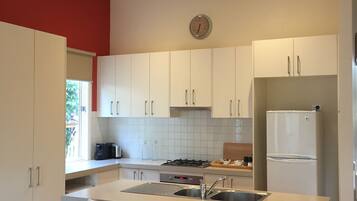 KĂŒhlschrank, Mikrowelle, Ofen, Herdplatte