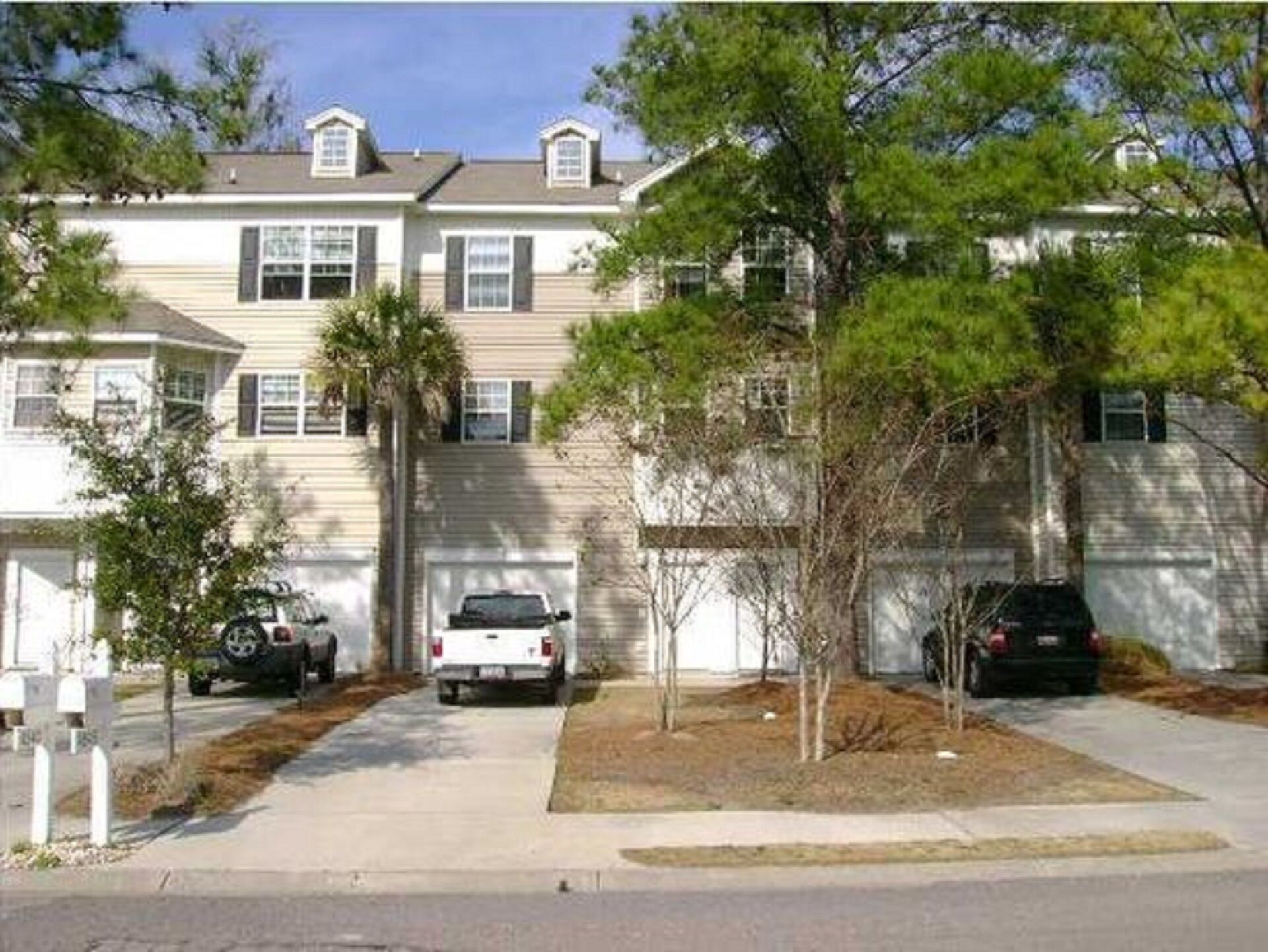 3bedroom 3.5bath Spacious, Garage with 6 beds