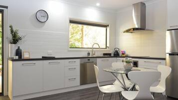 Een koelkast, een magnetron, een oven, een kookplaat