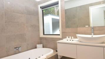 Een bad, een haardroger, handdoeken, toiletpapier