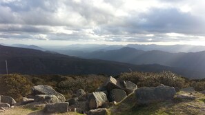 A mountainous landscape with rocky terrain and distant mountain ranges under a cloudy sky. - Amaroo Retreat Halls Gap, Free unlimited WIFI... (Halls Gap)