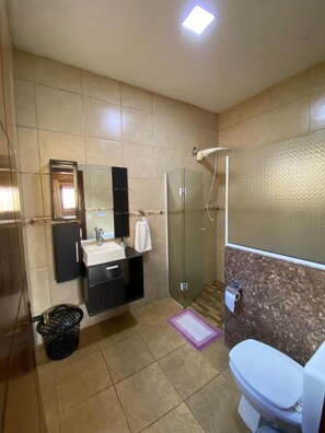 Shower, hair dryer, toilet paper - Rustic retreat in Brotas, SP + Private Pool + Air Conditioning (Brotas)