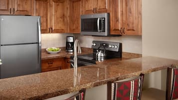 雪櫃、微波爐、焗爐、爐具