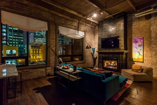 تلفزيون ذكي، مدفأة، مشغل دي في دي، ستيريو