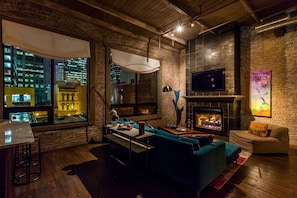 Smart TV, fireplace, DVD player, stereo
