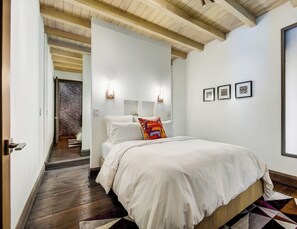 2 bedrooms, iron/ironing board, free WiFi, bed sheets - City Loft PH*Walk to Broadway*Printers Alley Lofts (Nashville)