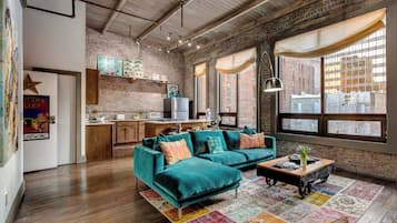 Smart TV, fireplace, DVD player, stereo