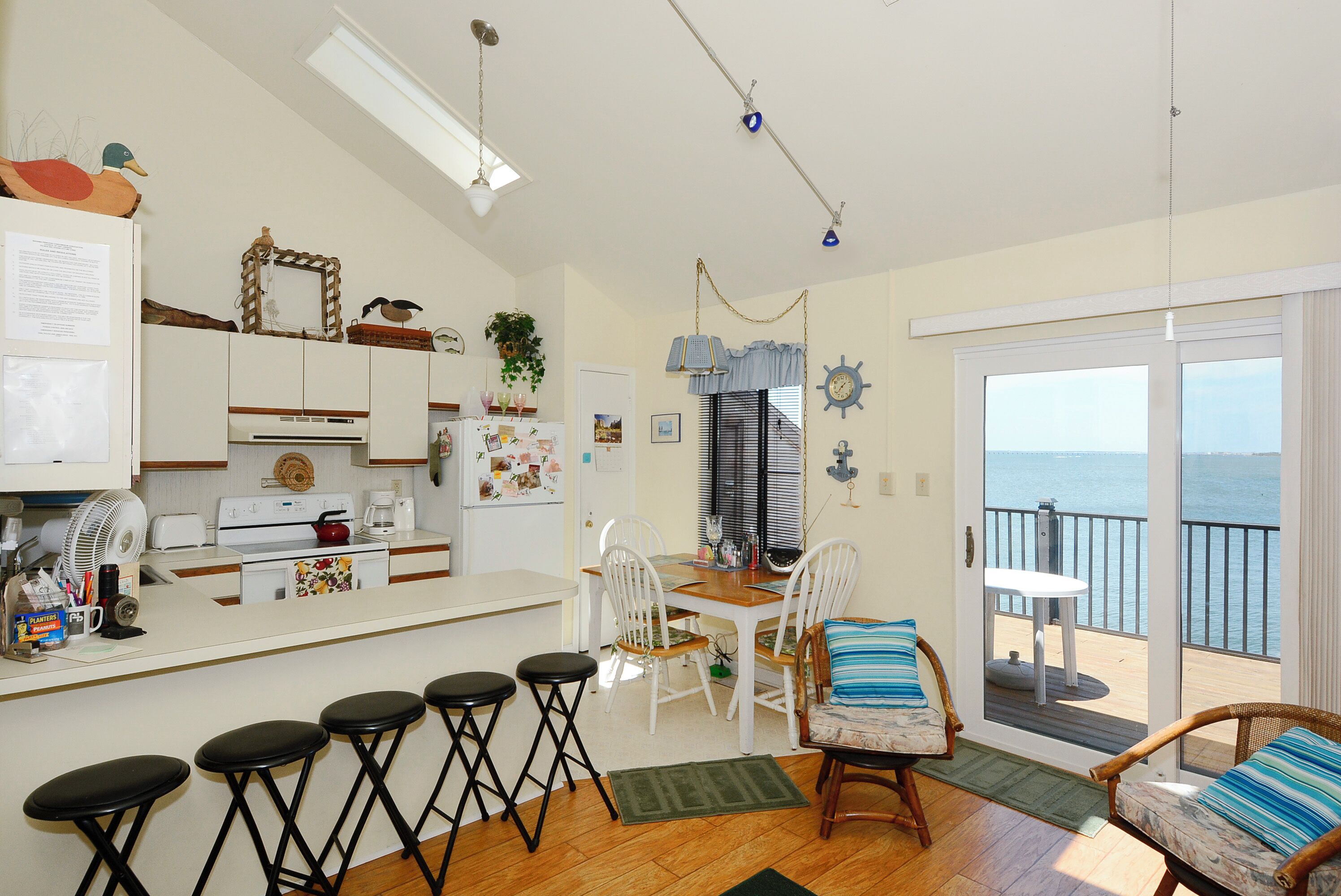 Mikroaaltouuni, astianpesukone, kahvin-/teenkeitin, leivänpaahdin