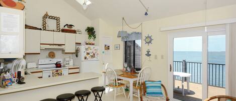 Mikroaaltouuni, astianpesukone, kahvin-/teenkeitin, leivänpaahdin