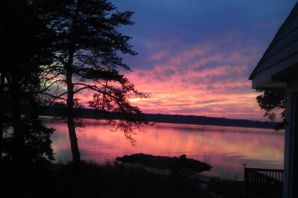 Cozy Cabin Getaway with Beautiful Sunsets on York River, minutes from Yorktown