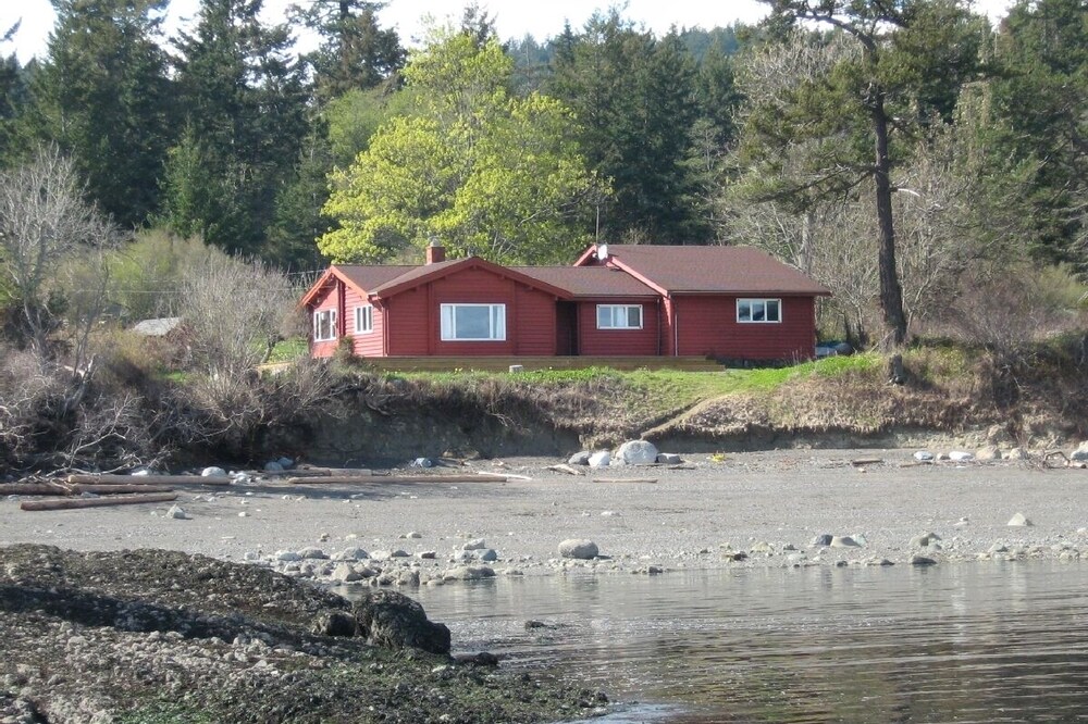 Spectacular Waterfront Retreat On South Pender Island - Low Bank Beachfront