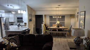 Een smart-tv, een open haard, een dvd-speler en tafelvoetbal