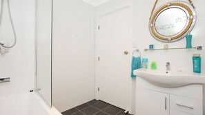 Ensemble douche/baignoire, sĂšche-cheveux, serviettes fournies, savon