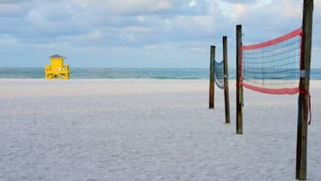 Playa en los alrededores, camastros y toallas de playa