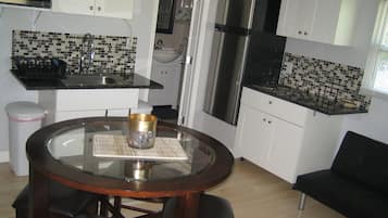 Réfrigérateur, micro-ondes, plaque de cuisson, cafetiÚre/bouilloire