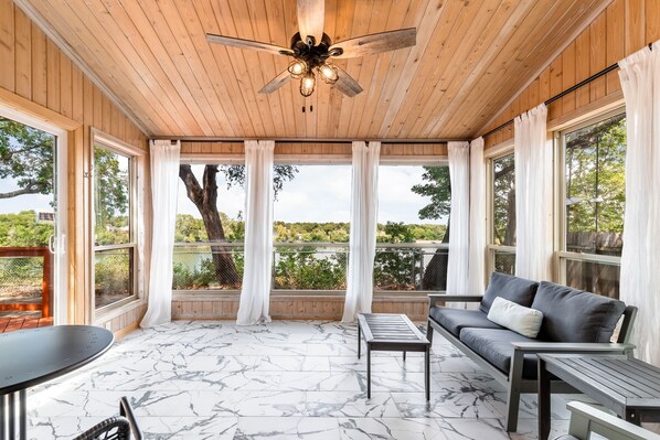 TV, DVD player, books - Lake View in North Austin (Austin)