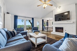 TV, DVD player, books - Lake View in North Austin (Austin)