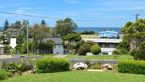 A residential area with houses, a road, and a view of the beach. - Casa Moana - views of the beach (Gerringong)
