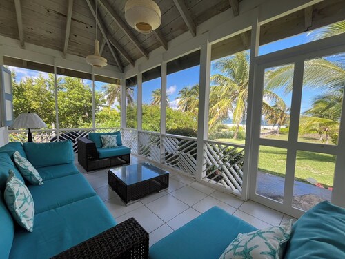 Nevis, face à la plage villa avec piscine à côté de Nisbet Plantation