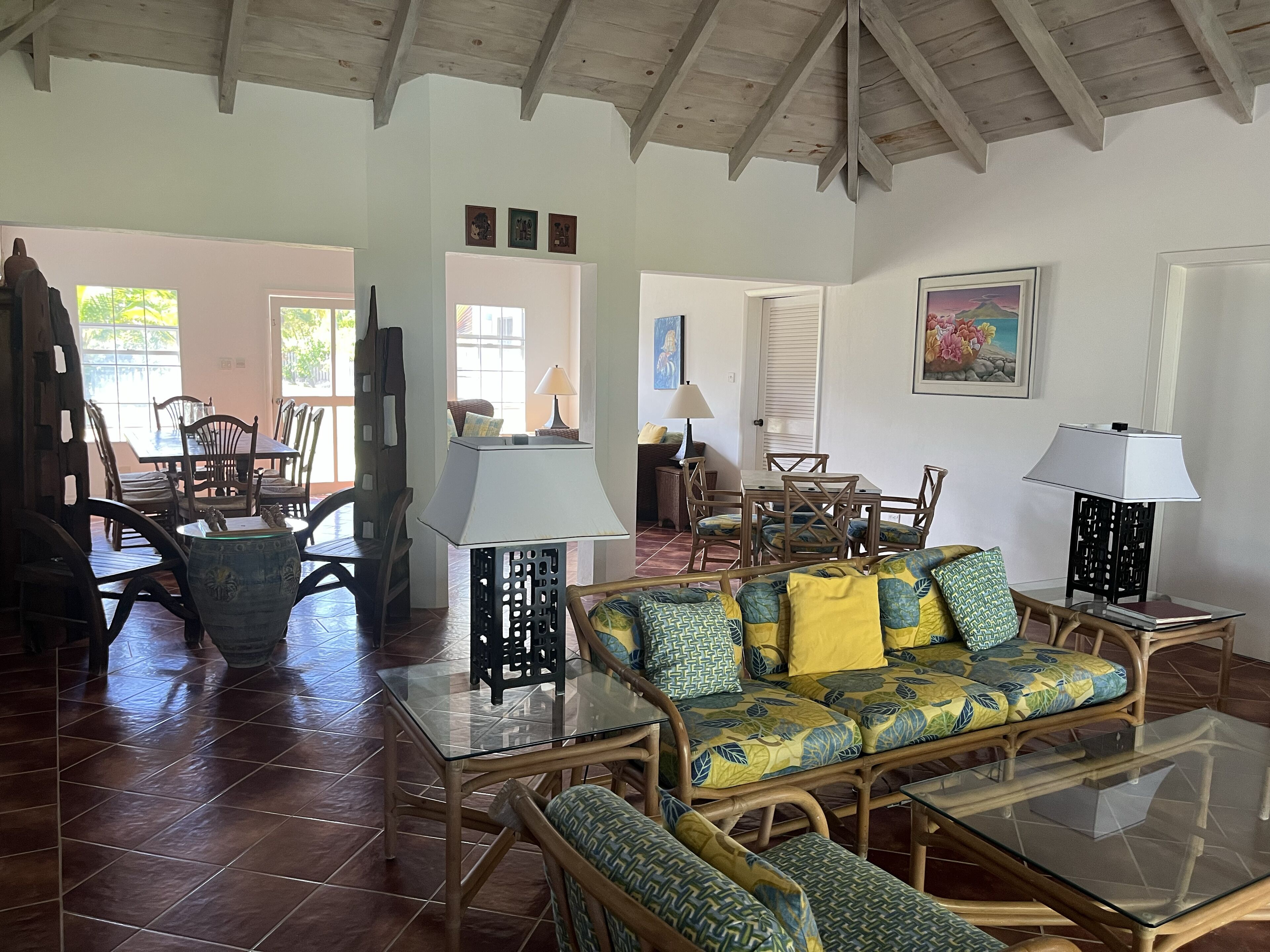 Televisie, een dvd-speler en boeken