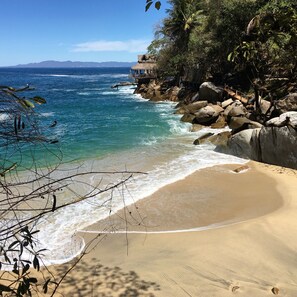En la playa, camastros, sombrillas y toallas de playa