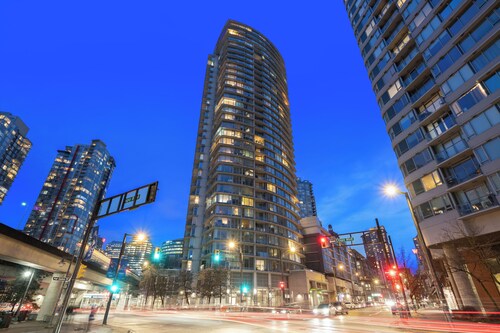 Stunning modern luxury 2 bedroom, 2 bath condo rental 