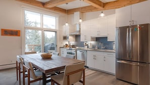 Réfrigérateur, four à micro-ondes, un four, surface de cuisson