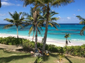 Accommodatie ligt op het strand, ligstoelen, strandlakens