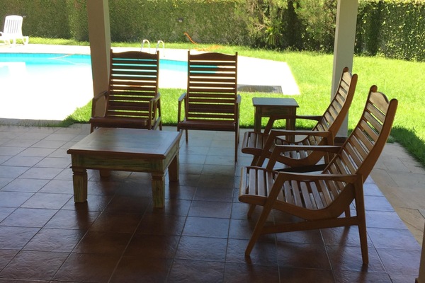 Varanda em L com 3 ambientes.vista p piscina e churrasqueira.