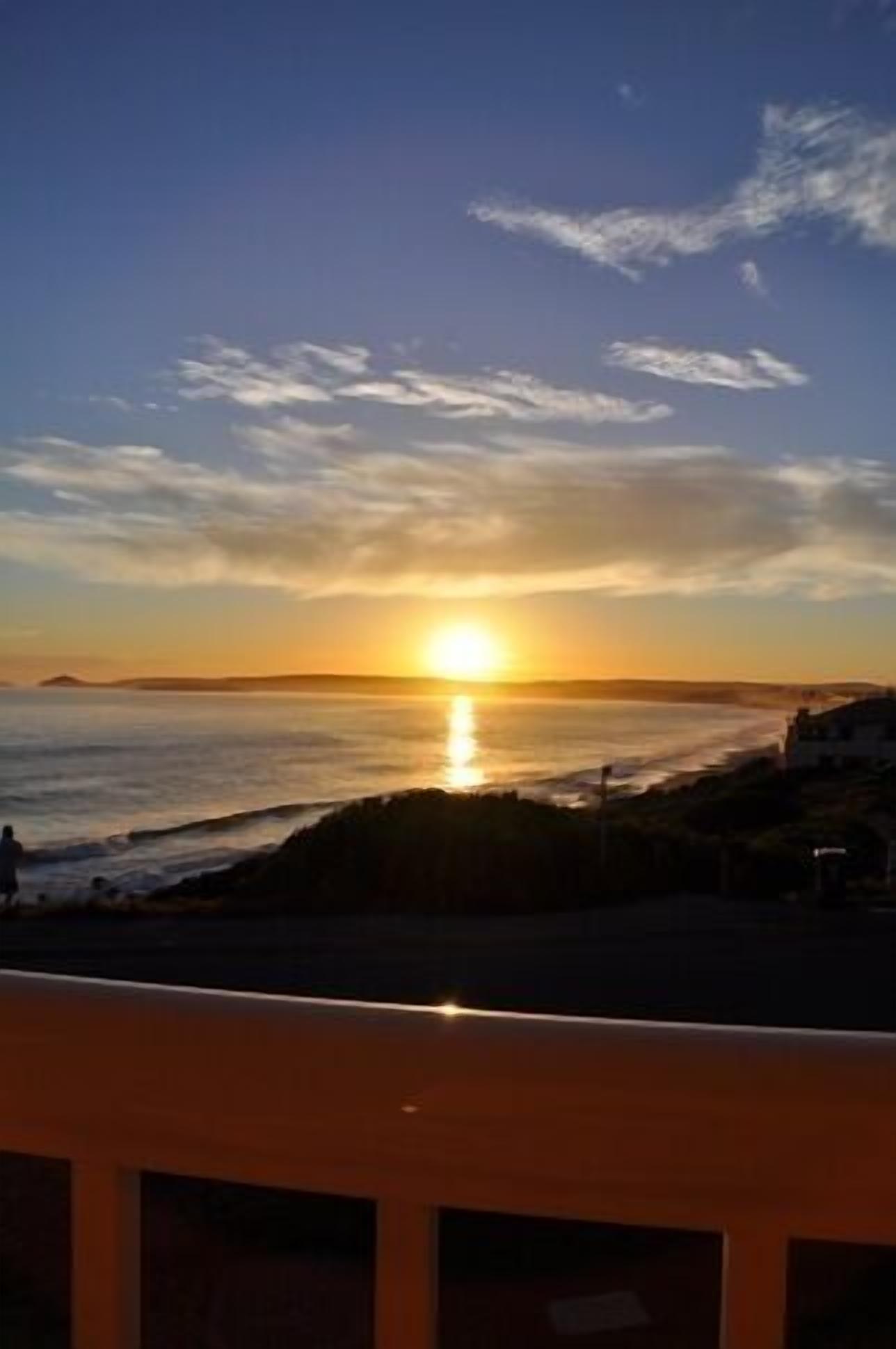 Beachfront South Seas 2 Port Elliot w/ views of Knights Beach — image 23