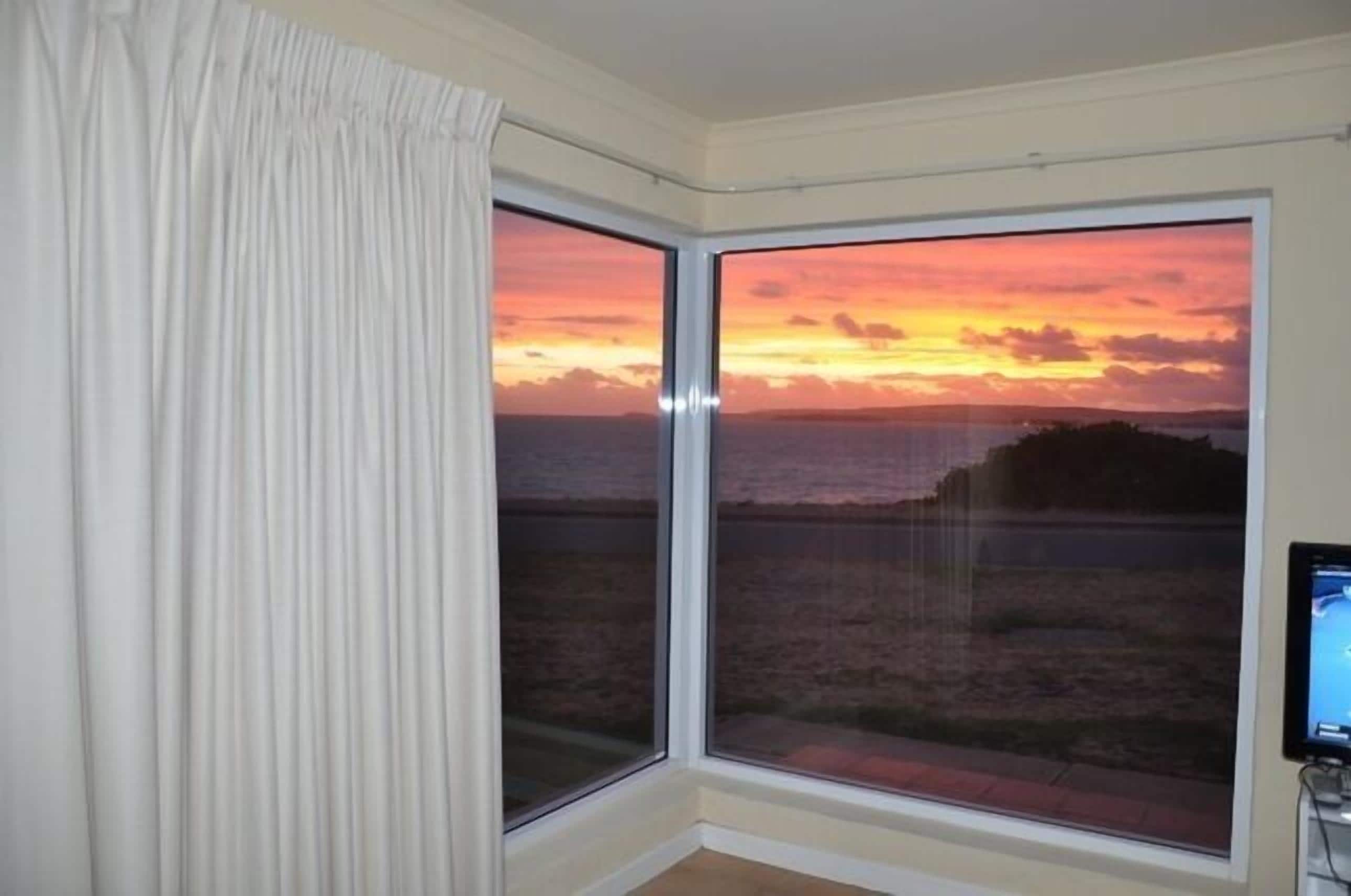 Beachfront South Seas 2 Port Elliot w/ views of Knights Beach — image 30