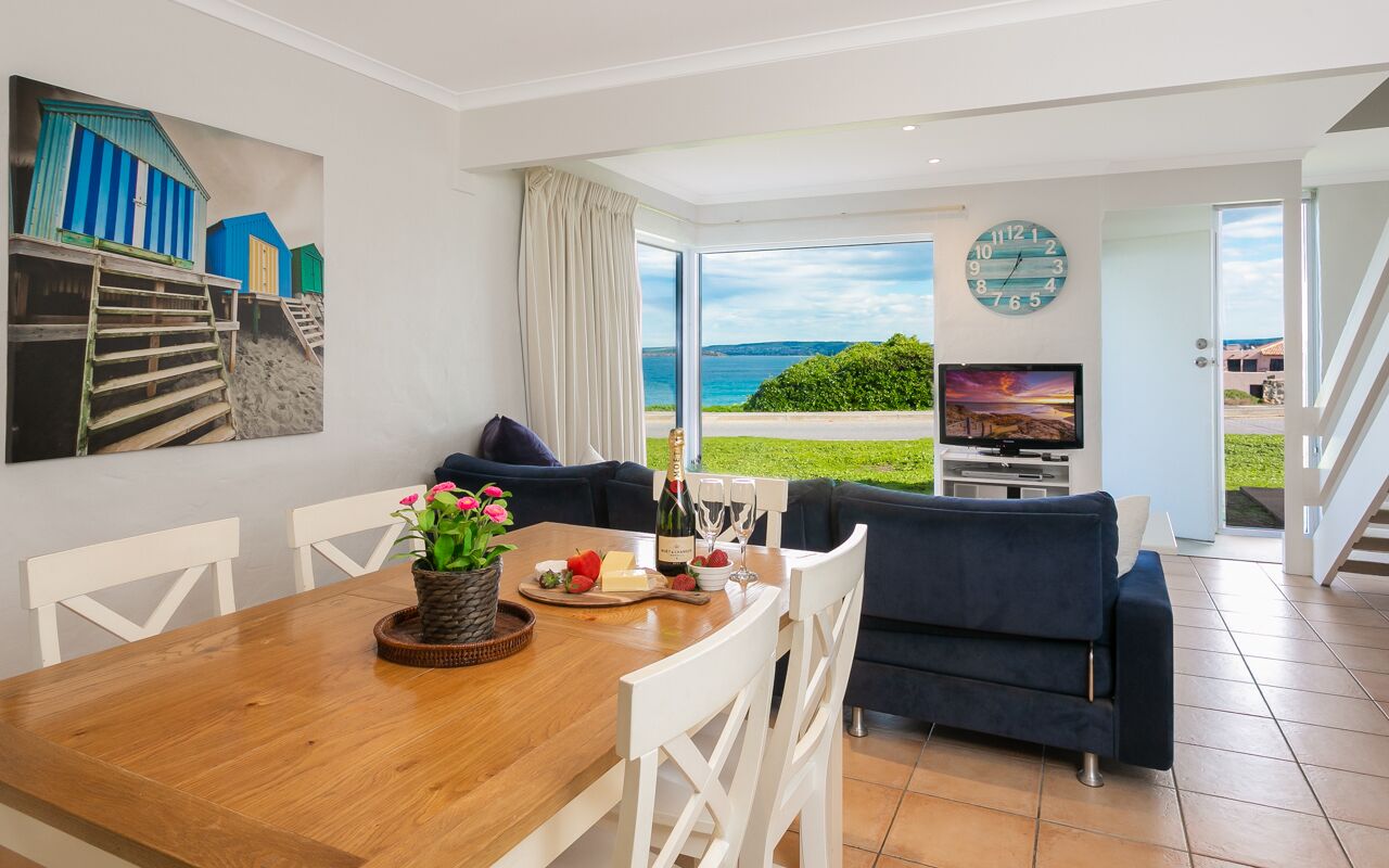 Beachfront South Seas 2 Port Elliot w/ views of Knights Beach — image 27