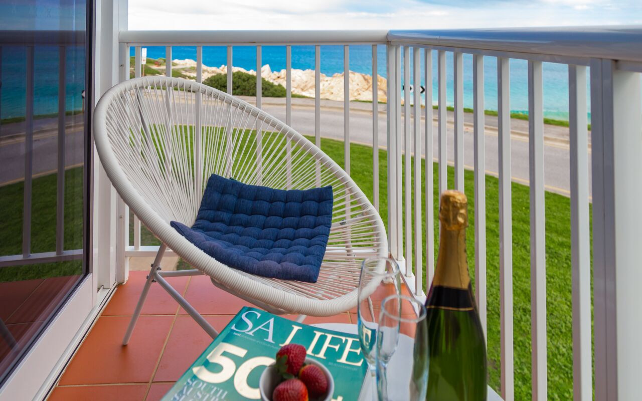 Beachfront South Seas 2 Port Elliot w/ views of Knights Beach — image 10