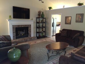 Smart-TV, DVD-Player, Bücher, Stereoanlage