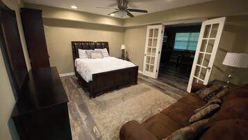 4 dormitorios, caja fuerte, escritorio y tabla de planchar con plancha