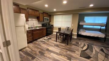 Frigorifero, microonde, forno, piano cottura