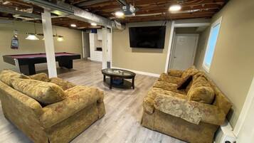 Una Smart TV, un reproductor de DVD, libros, un reproductor estéreo