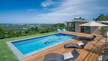 Alberca al aire libre y alberca climatizada