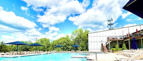 Alberca techada y alberca al aire libre