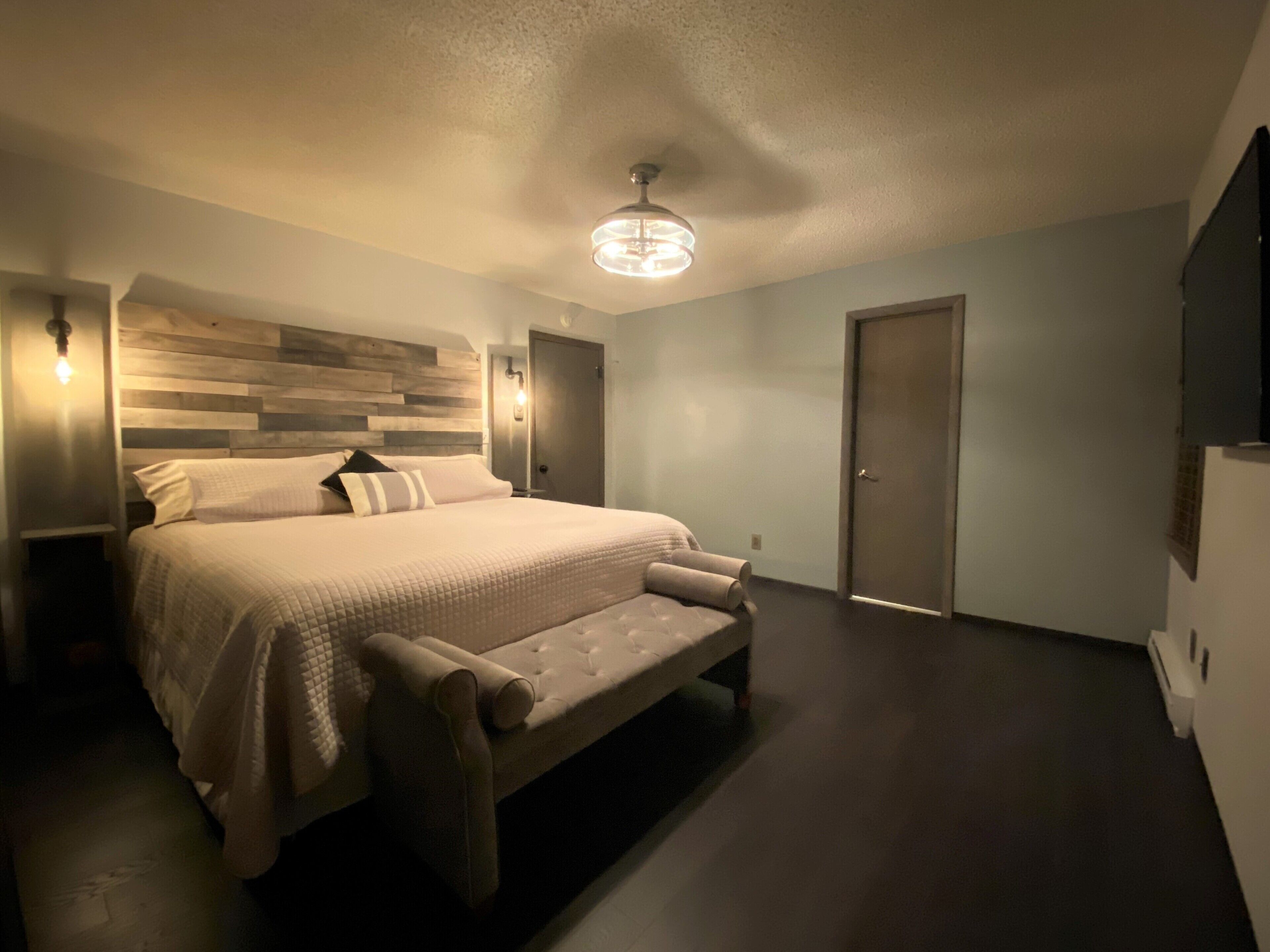 Spacious Home with Modern Amenities, Pools, Hot Tubs, XL Smart TVs, Pooltable