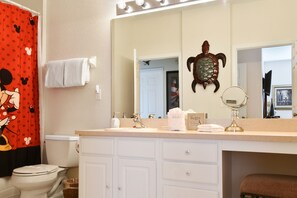 Bathtub, hair dryer, towels, soap - High End Disney Condo, Better Known As The Animal Kingdom... (Kissimmee)