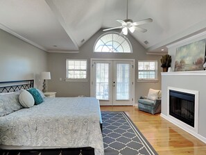 4 bedrooms, iron/ironing board, internet, bed sheets