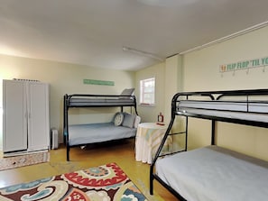 4 bedrooms, iron/ironing board, internet, bed sheets