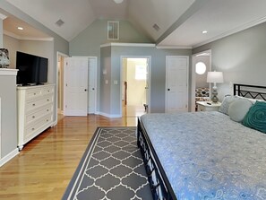 4 bedrooms, iron/ironing board, internet, bed sheets