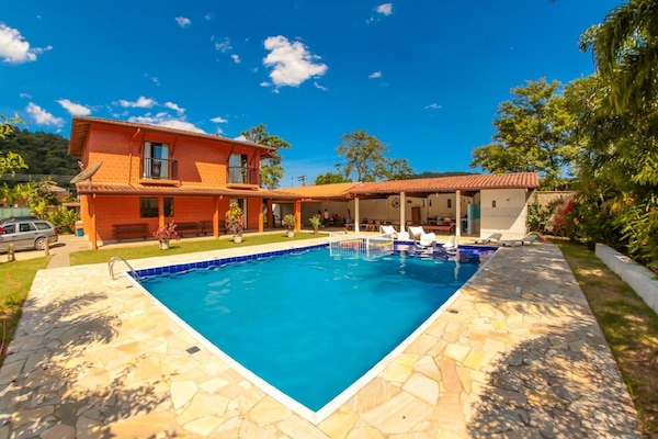 Vista Casa + piscina + churrasqueira
