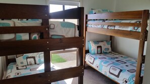 5 bedrooms, iron/ironing board, bed sheets
